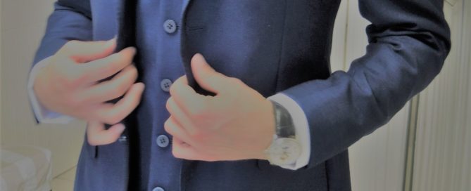 Homme en costume bleu