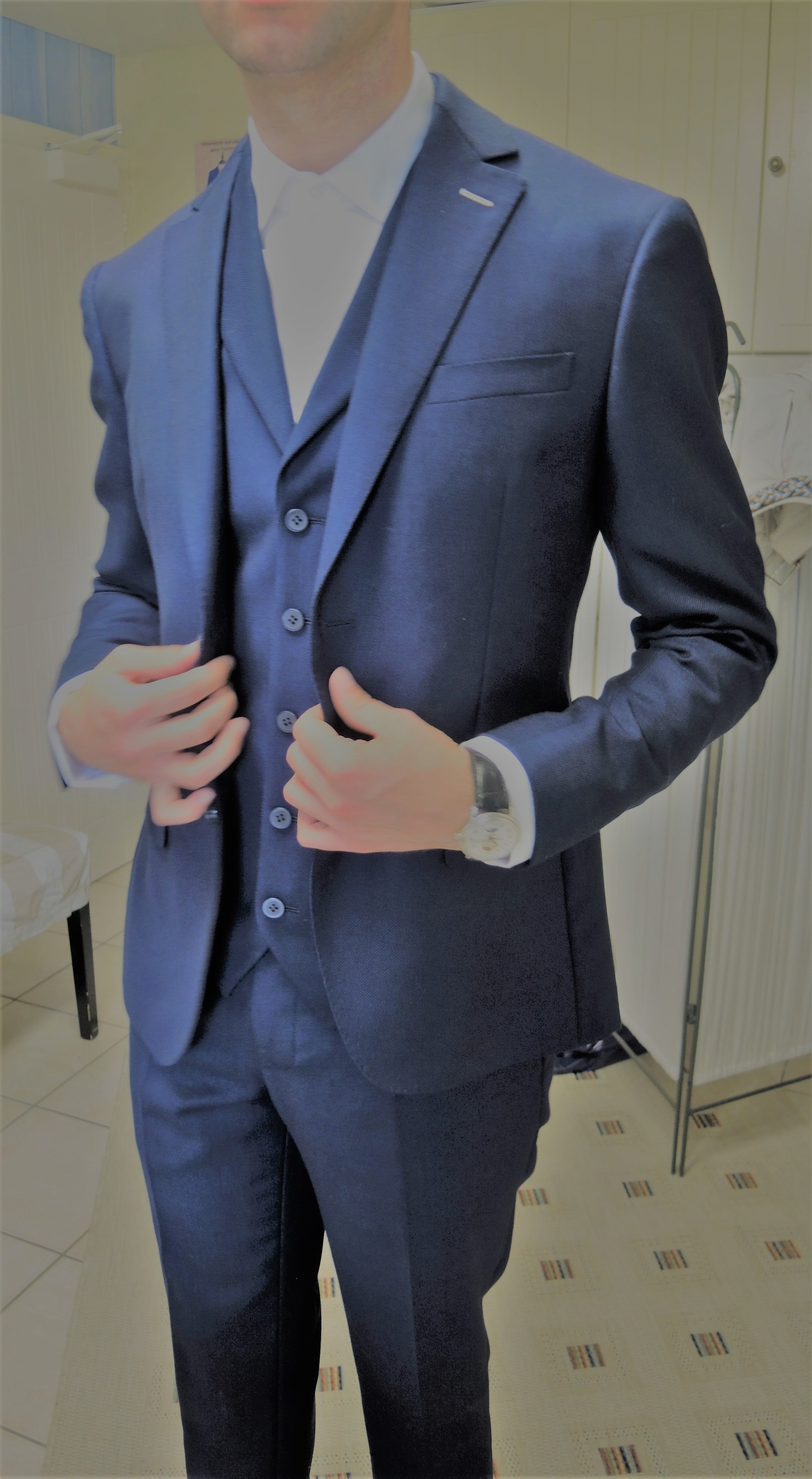 Homme en costume bleu