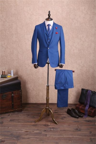 Buste homme montrant un costume bleu avec gilet, chemise, cravate et pantalon