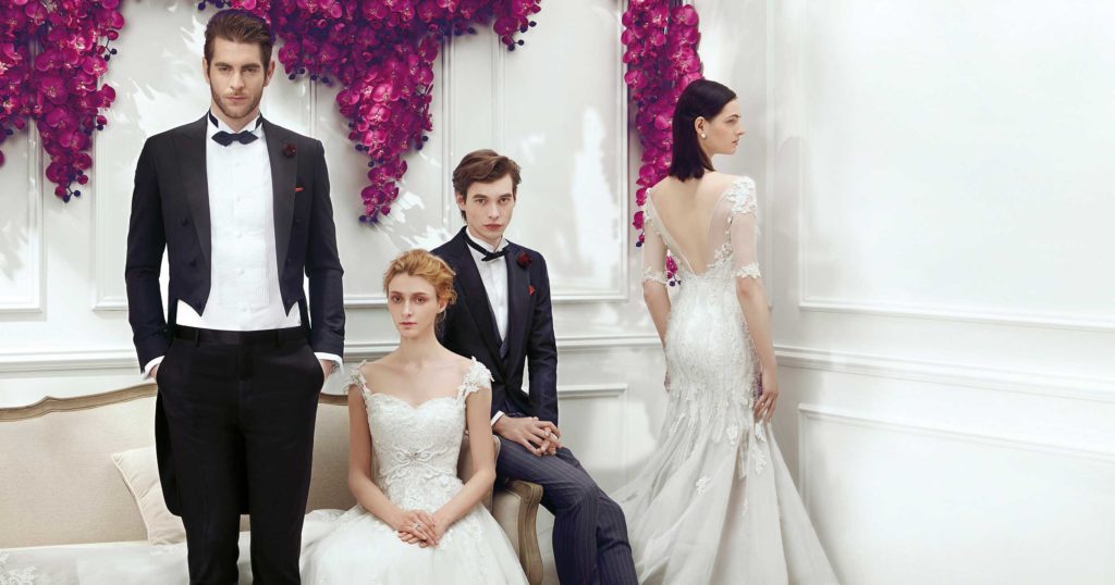 Mariage Deux hommes et deux femmes en tenue de mariage