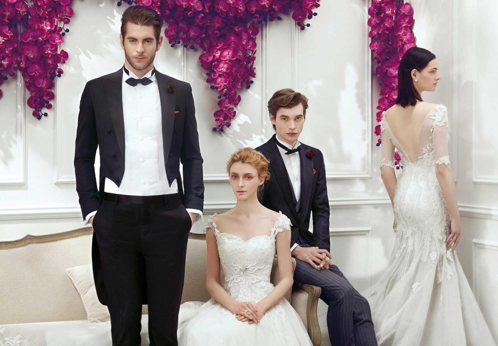 Mariage Deux hommes et deux femmes en tenue de mariage