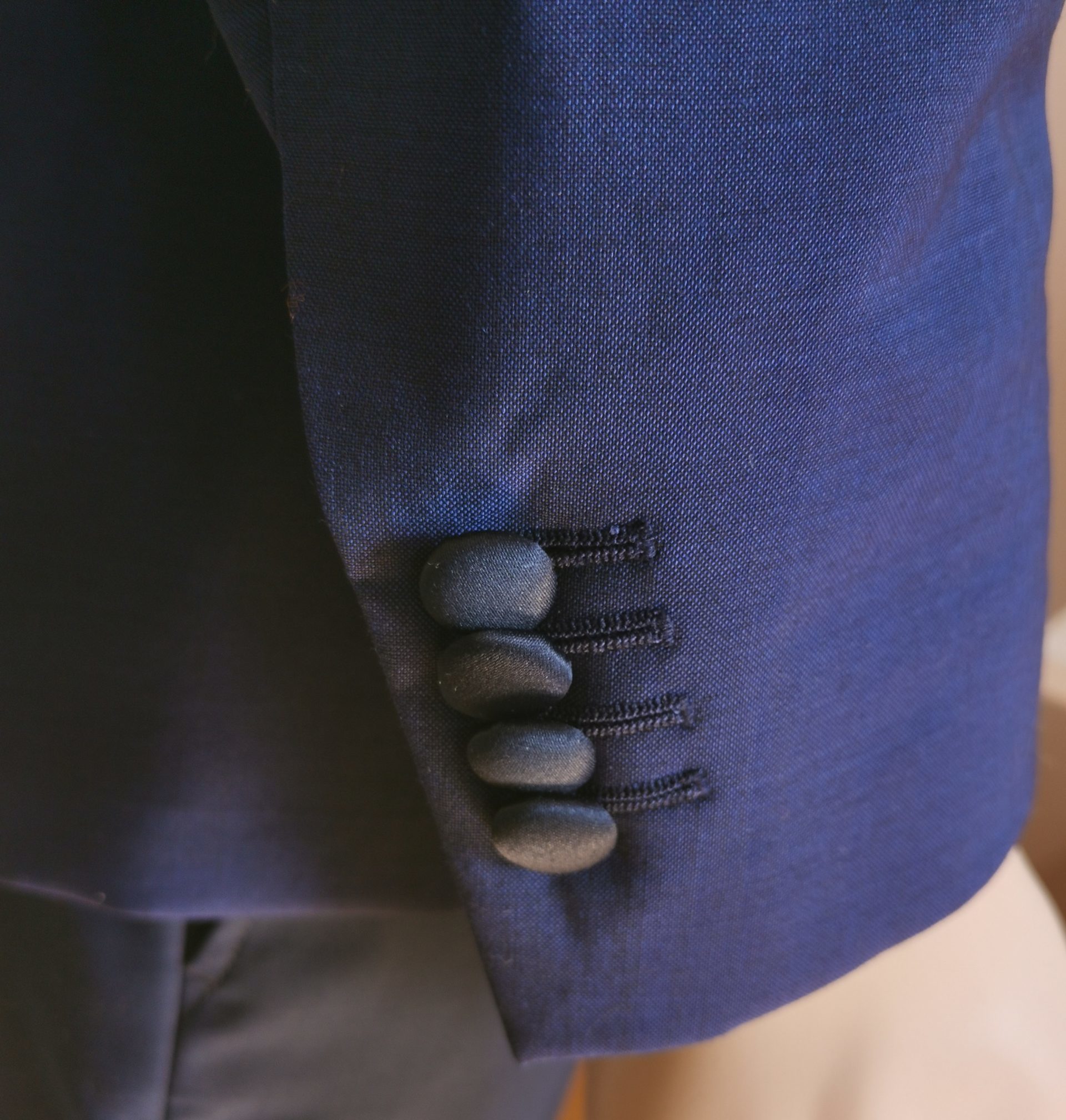 Manche de veste Tuxedo avec boutons recouverts de satin