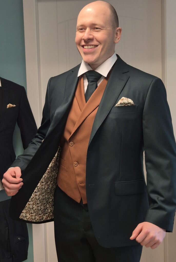 costume sur-mesure vert 3 pièces avec gilet couleur cognac